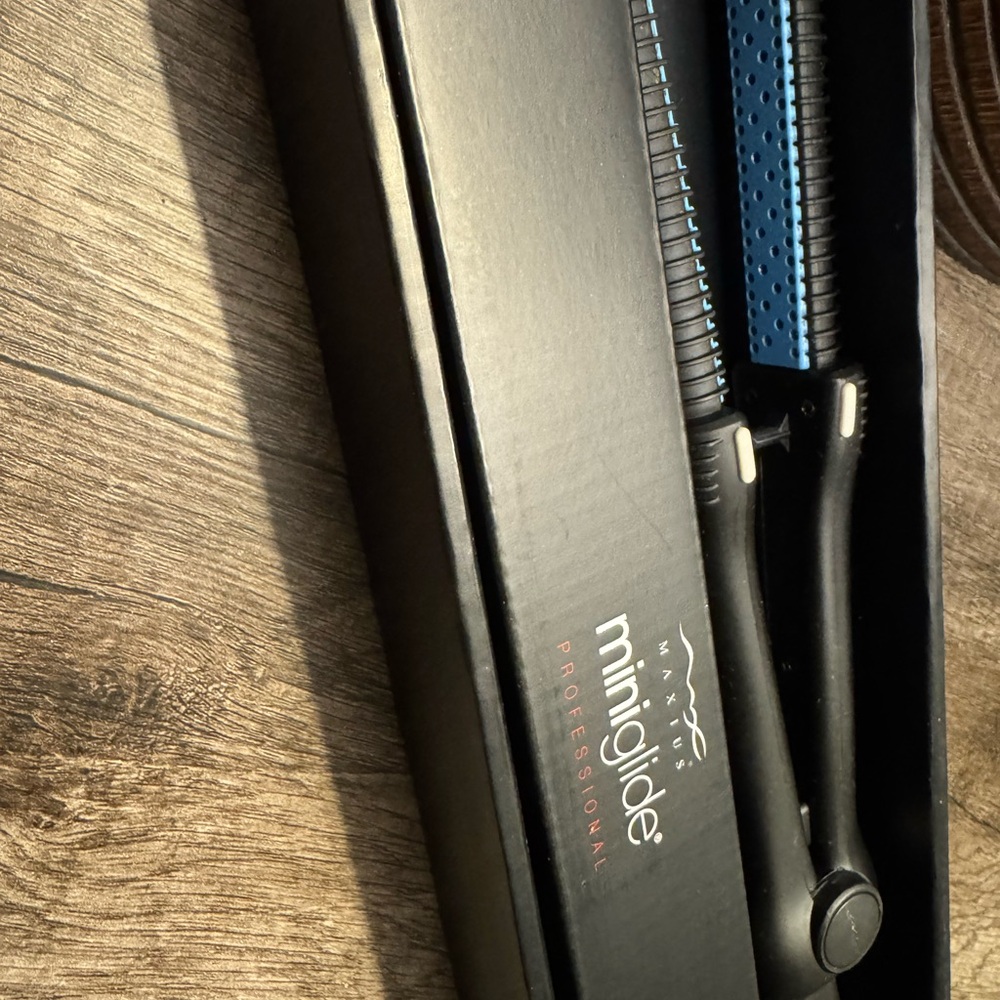 MiniGlide Sleek Black and Blue Grooming Tool for Professional Styling